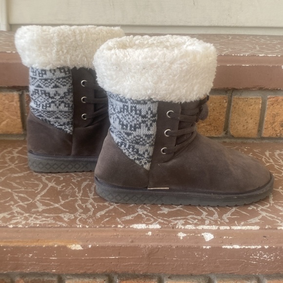MUKLUKS gray and white boot with faux laces on front. - Picture 2 of 8